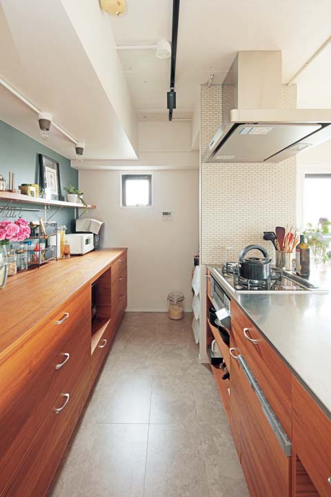 Ⅱ型キッチンの間仕切りはモザイクタイルを使用