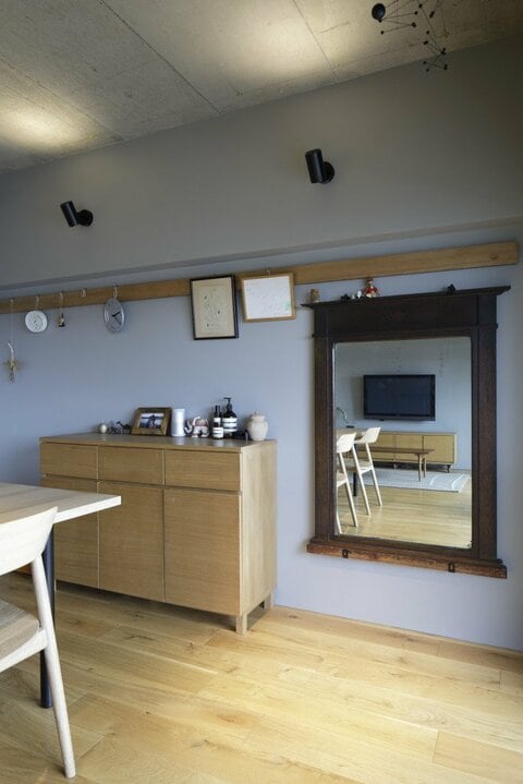 妻の祖母から受け継いだミラーをリビングの壁に設置