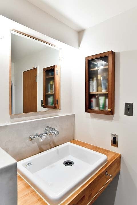 パイン材で造作した洗面台