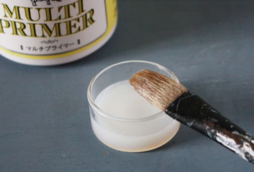 ペイントしたい素材にマルチプライマーを塗る