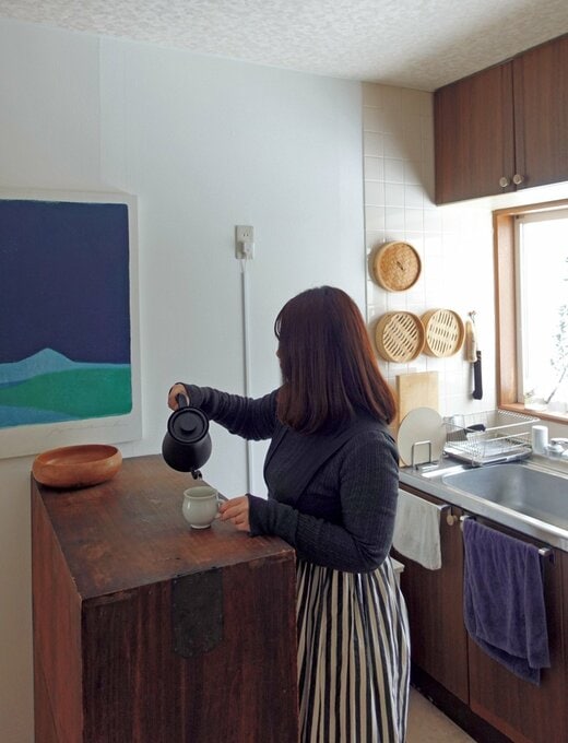 お茶を淹れる女性