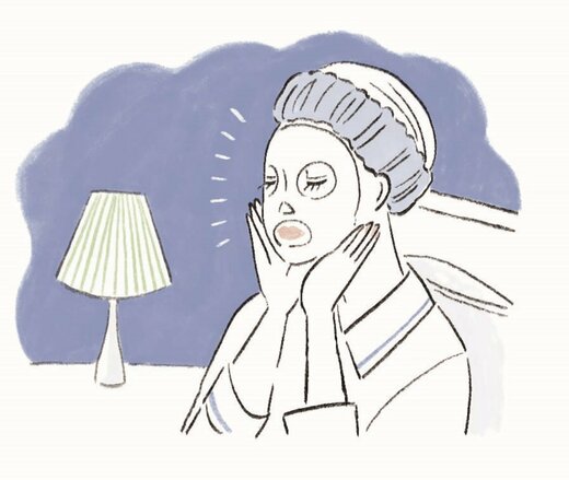 スキンケアをする女性