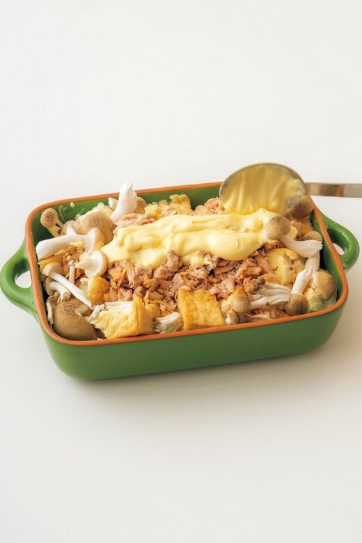 食材の上にソースをかける