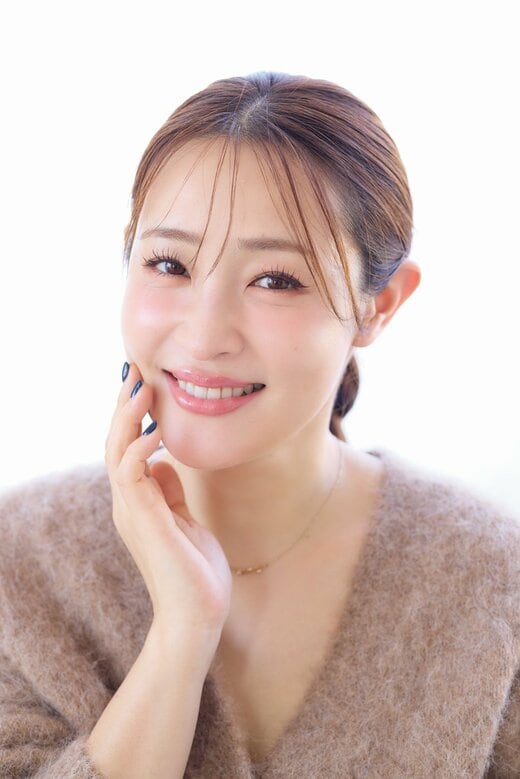 口元に手を添える女性