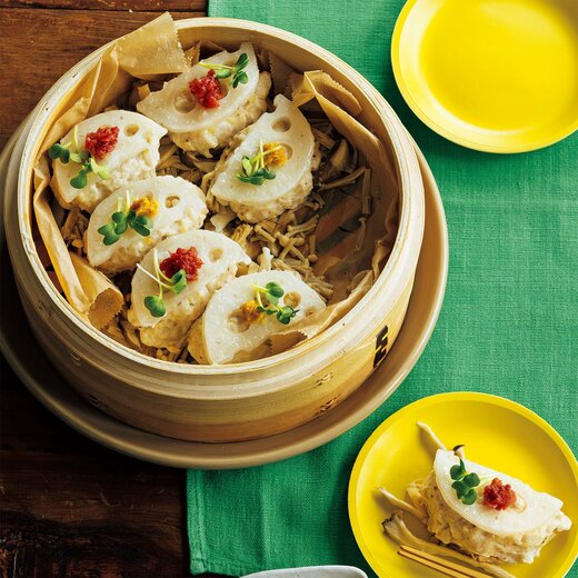 せいろで蒸した刻みレンコンとキノコの鶏つくね