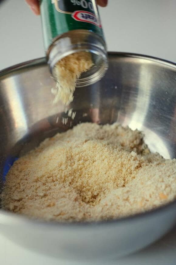 ボウルに粉チーズを入れる様子