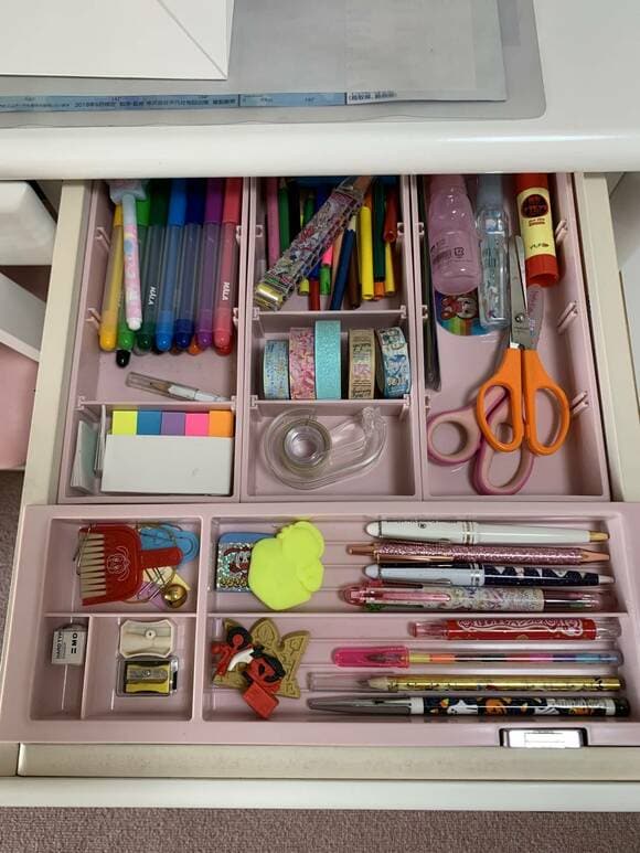 引き出しにハサミなどの文房具