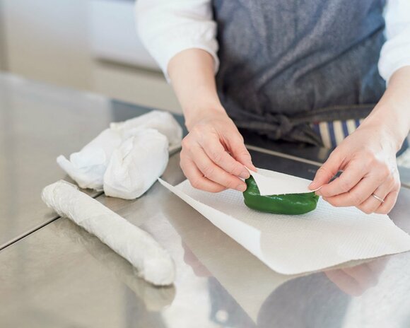 ピーマンをキッチンペーパーでくるむ