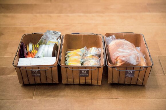 軽いものはオイルペーパー袋に入れて棚の上段へ