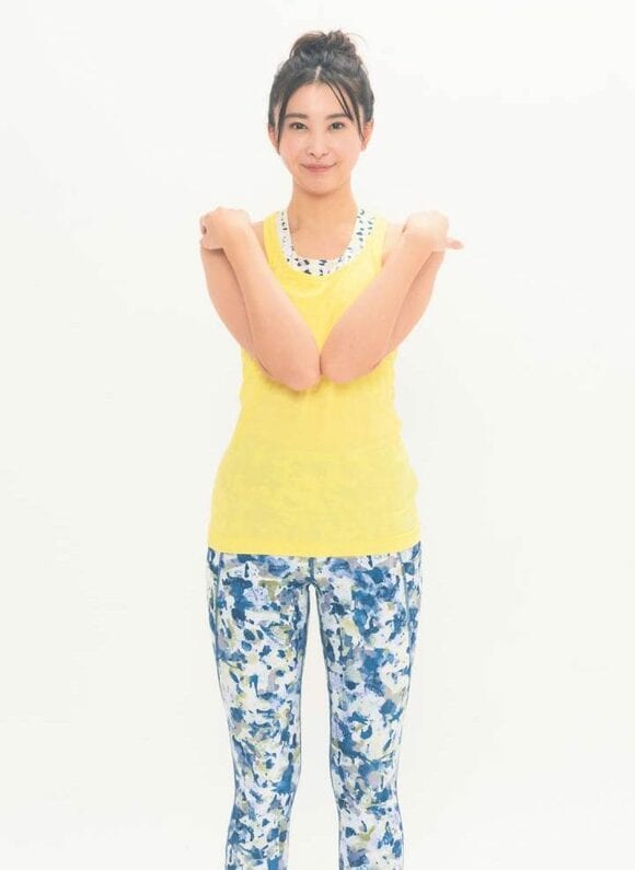 黄色の服を着た女性ひじをくっつける