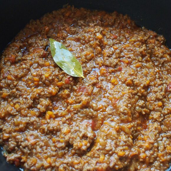 肉の色が変わったら薄力粉を加えて粉っぽさがなくなるまで炒める。