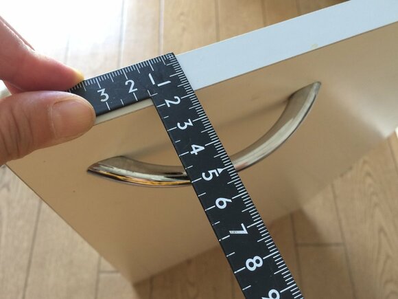 2つのネジの中心から中心までを測る