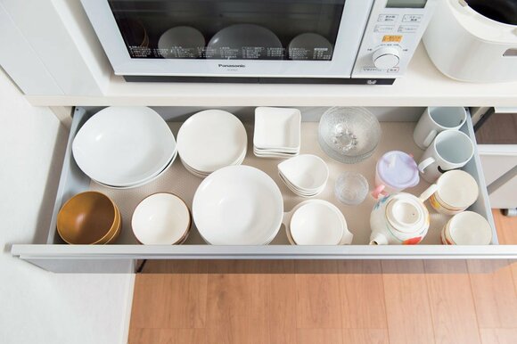 白い食器引き出しに