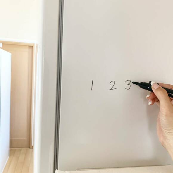 冷蔵庫に直接「1 2 3」と書く様子