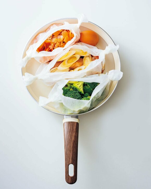 フライパンにブロッコリーネギニンジン