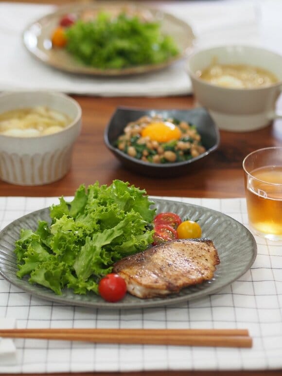 ブリのバターペッパー焼き、ニラ納豆の卵黄のせ、キャベツのみそ汁