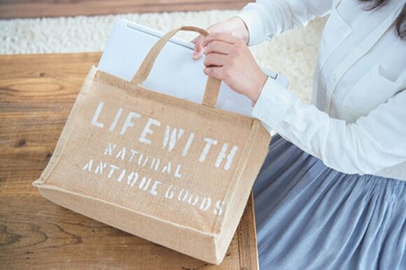 定位置の定まらないものはインテリアに溶け込む麻のバッグに