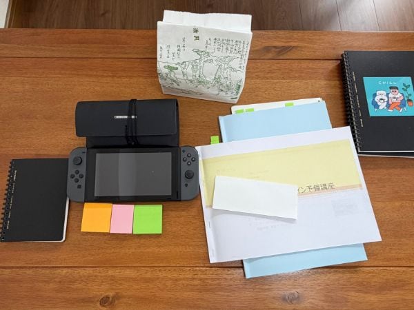 机の上に、ゲームやメモが置いてある