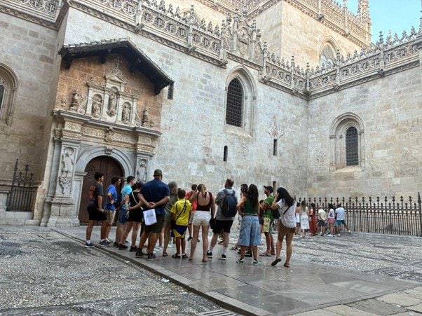 観光地に集まっている人々