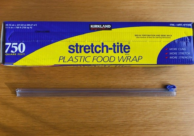 ストレッチタイトフードラップとカット部分になるブルーの棒