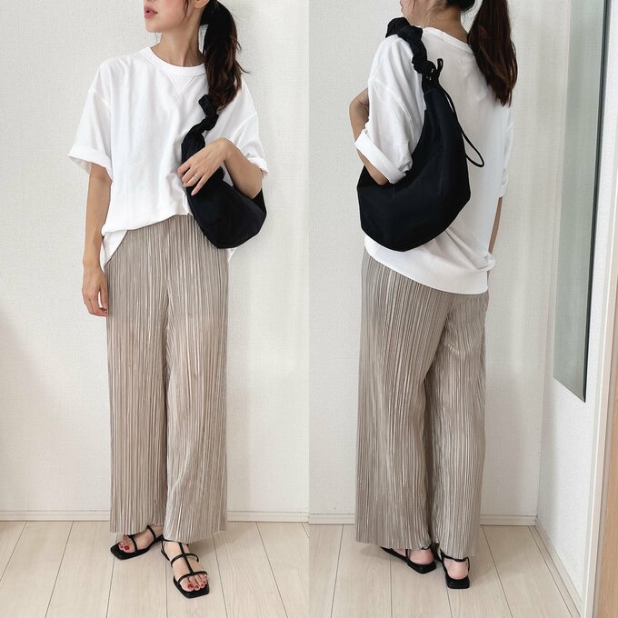ホワイトのスウェTとベージュのプリーツパンツ