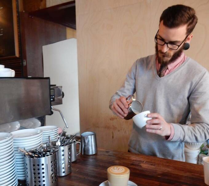 コーヒーを作る男性