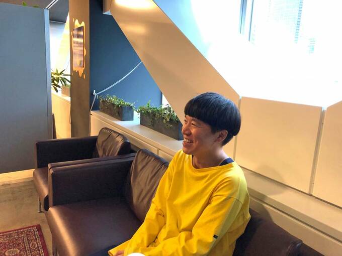 インタビューにこたえる清田隆之さん