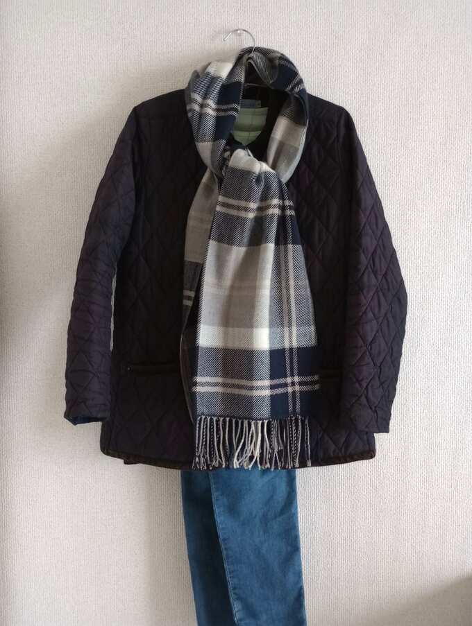 秋は黒のジャケットを着ています