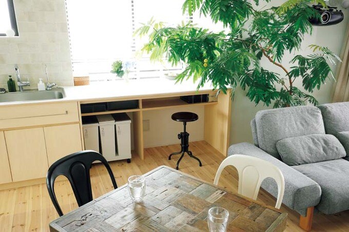 観葉植物が枝を広げるくつろぎ感のあるリビングダイニング