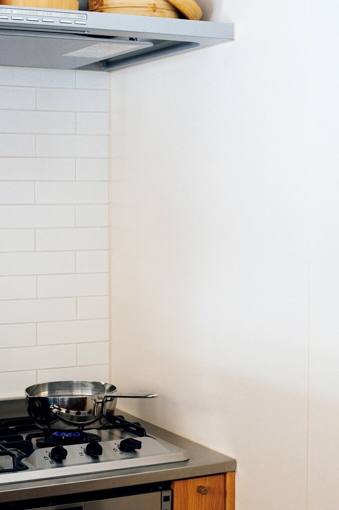 壁にキッチンパネルを設置