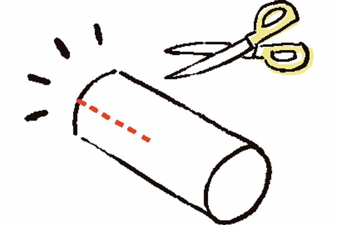 トイレットペーパーの芯に切り込みを入れる