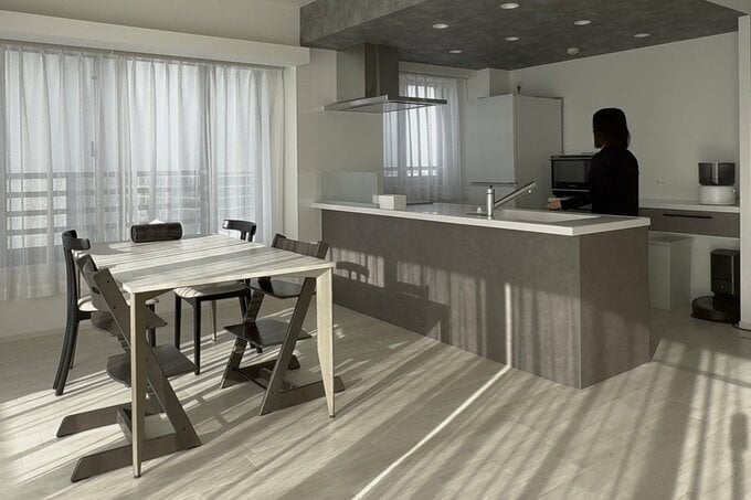 キッチンで作業をするNozomiさん