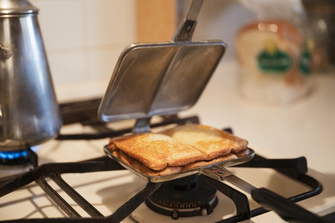 ホットサンドを焼く風景