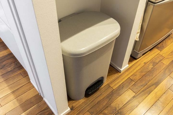 ゴミ容器に合わせてジャストサイズの定位置を用意