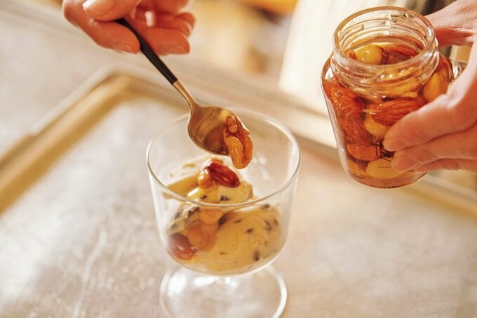 はちみつをアイスに掛ける人