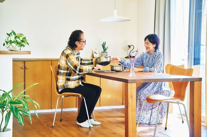 リビングで談笑する夫婦