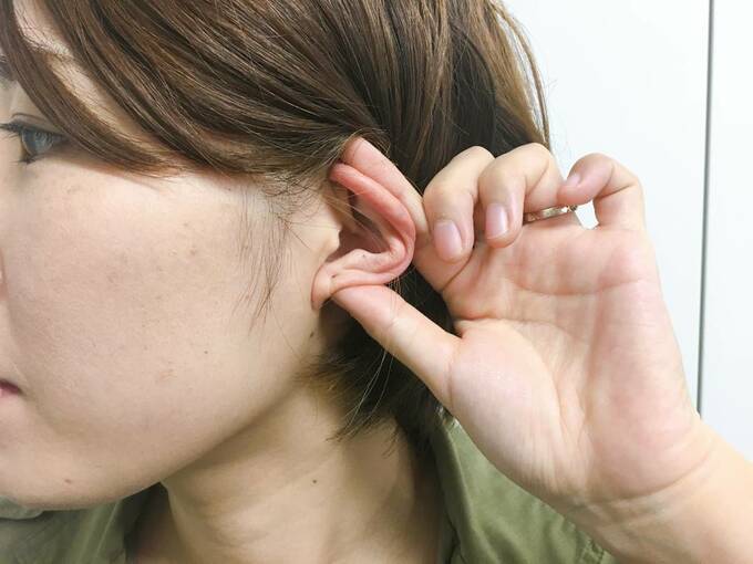 耳をマッサージする様子
