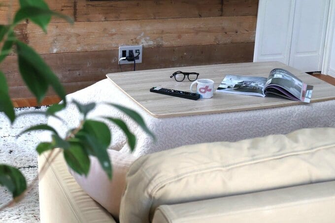 リモコンが置かれたこたつ