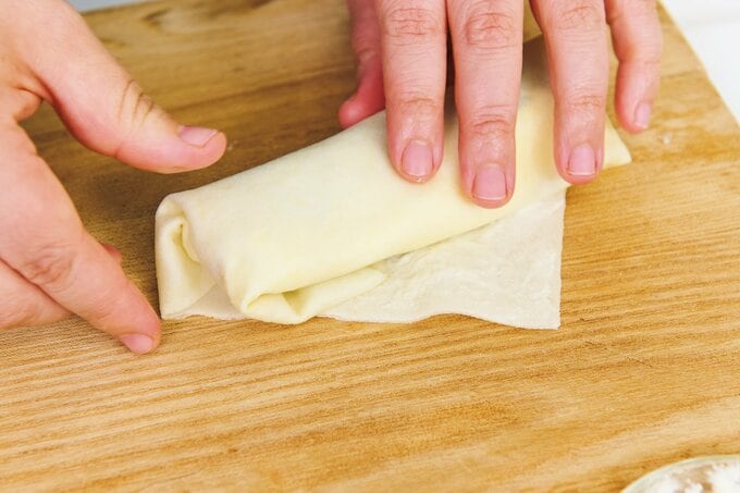 春巻きを水溶き小麦粉でとめる