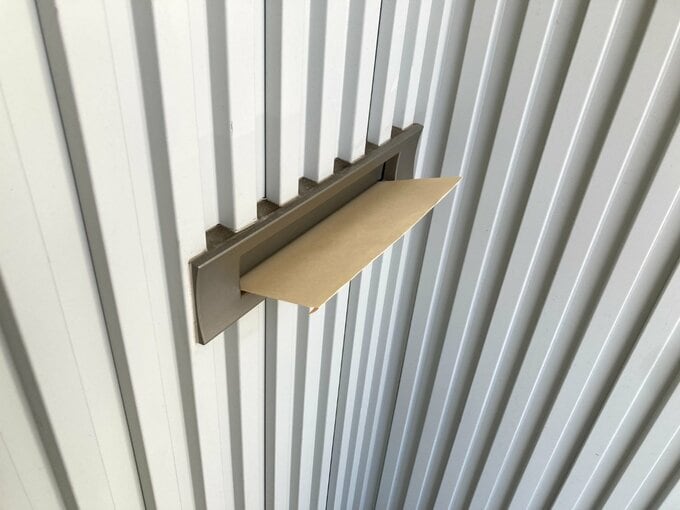 ポストにA4サイズの封筒が入りきっていない様子