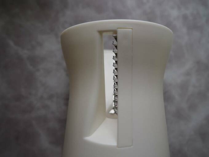 細かい刃の面とらせん状カッターの組み合わせでセット