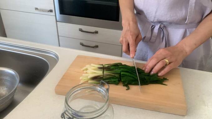 行者ニンニクを切る