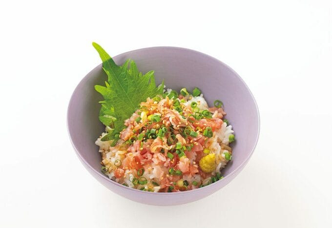 刻み生ハムと薬味丼