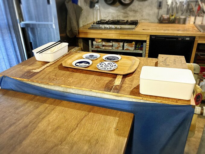 キッチンカウンターを使って配膳準備