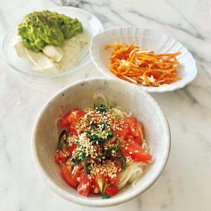 そうめんに湯むきしたトマトと青じそ、ゴマをかけてカッペリーニ風