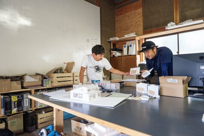 事務所内で打ち合わせ