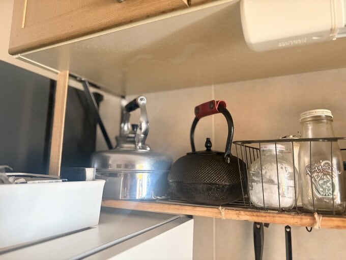 キッチンの棚に置いてある鉄瓶とやかん