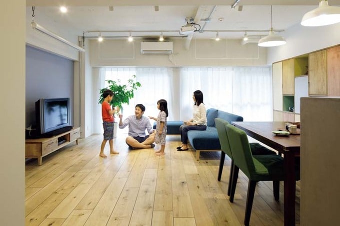 床材は無垢のオークフローリング