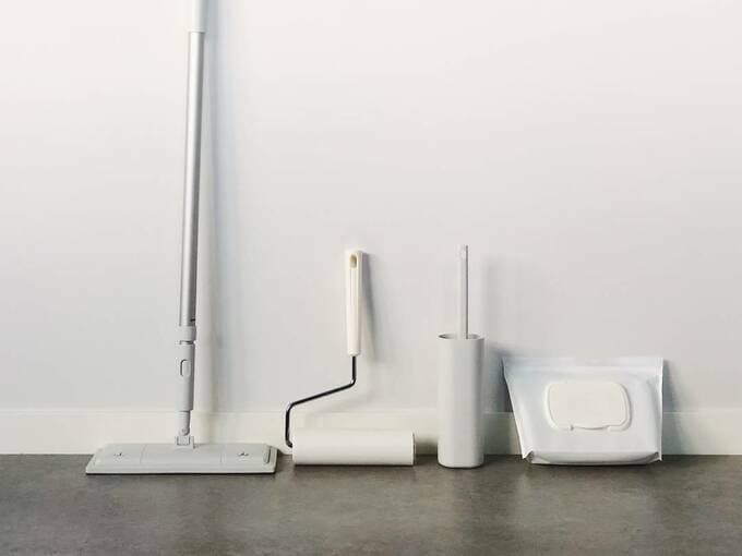 かさばる掃除道具は扉裏にスッキリ収納