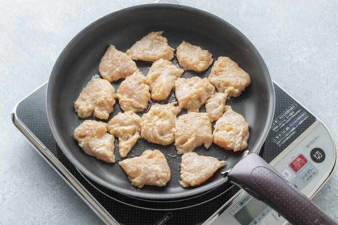 フライパンにお肉を並べる